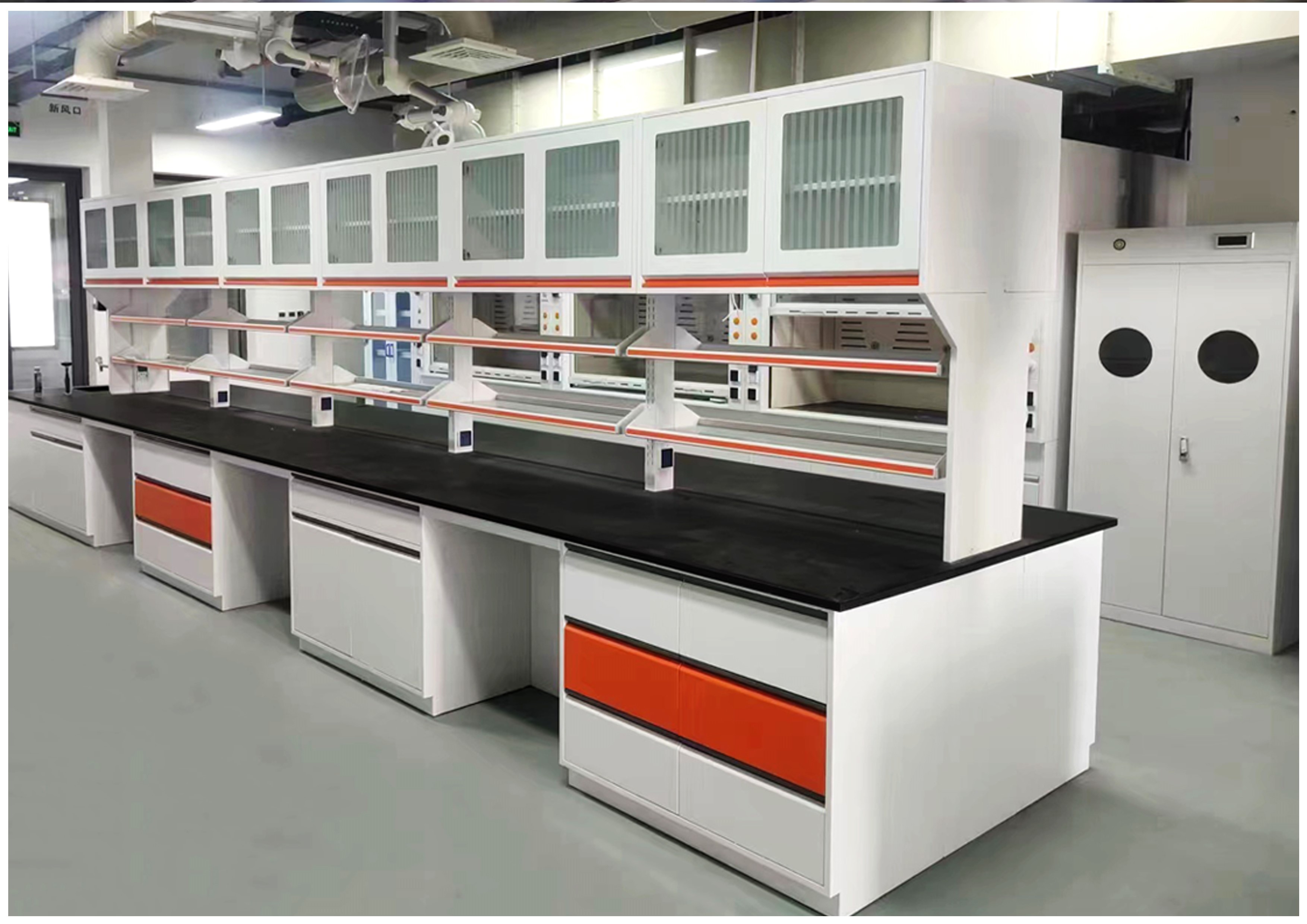 實驗臺的周邊有著什么設(shè)施？