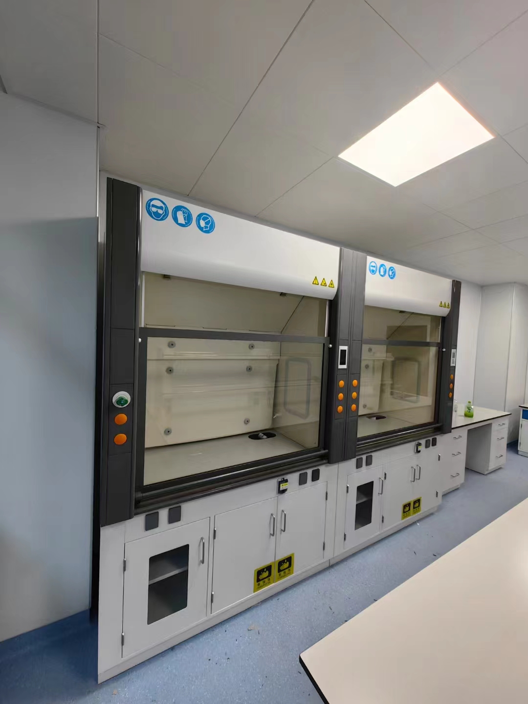 大連通風柜是實驗室中重要的安全設(shè)備之一應(yīng)具備哪些標準